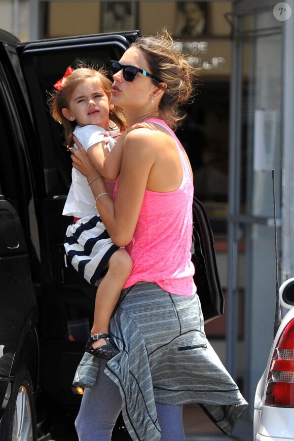 Alessandra Ambrosio et sa fille Anja à Los Angeles, le 3 juillet 2012.