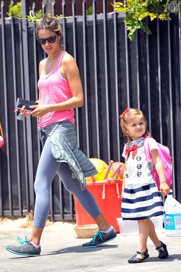 Alessandra Ambrosio passe au pressing avec sa fille Anja. Los Angeles, le 3 juillet 2012.