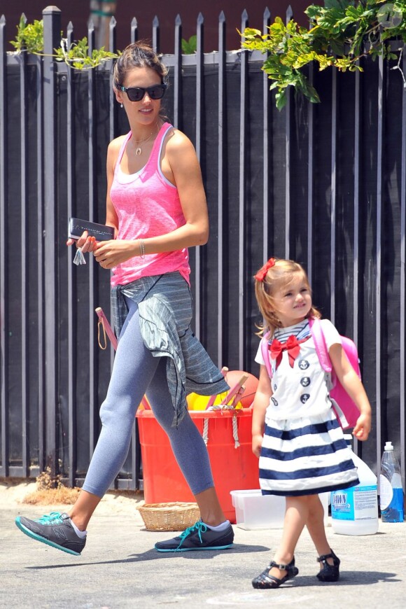 Alessandra Ambrosio passe au pressing avec sa fille Anja, fraîchement sortie de l'école. Los Angeles, le 3 juillet 2012.