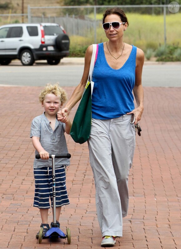 Minnie Driver et son fils Henry en plein shopping à Malibu, le 3 juillet 2012.