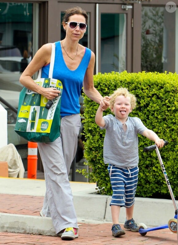 Minnie Driver et le petit Henry en plein shopping à Malibu, le 3 juillet 2012.