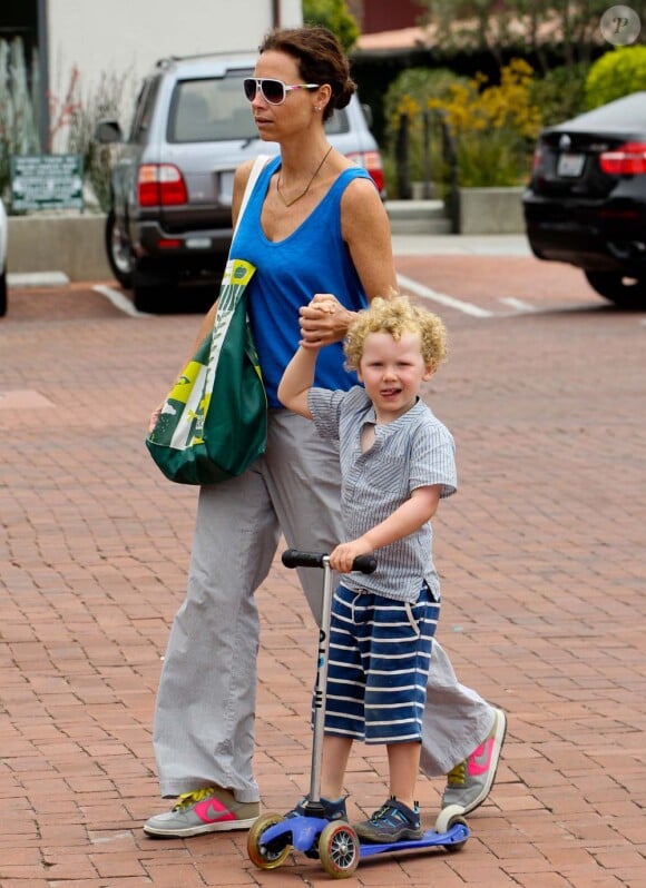 Minnie Driver et son blondinet de fils Henry en plein shopping à Malibu, le 3 juillet 2012.
