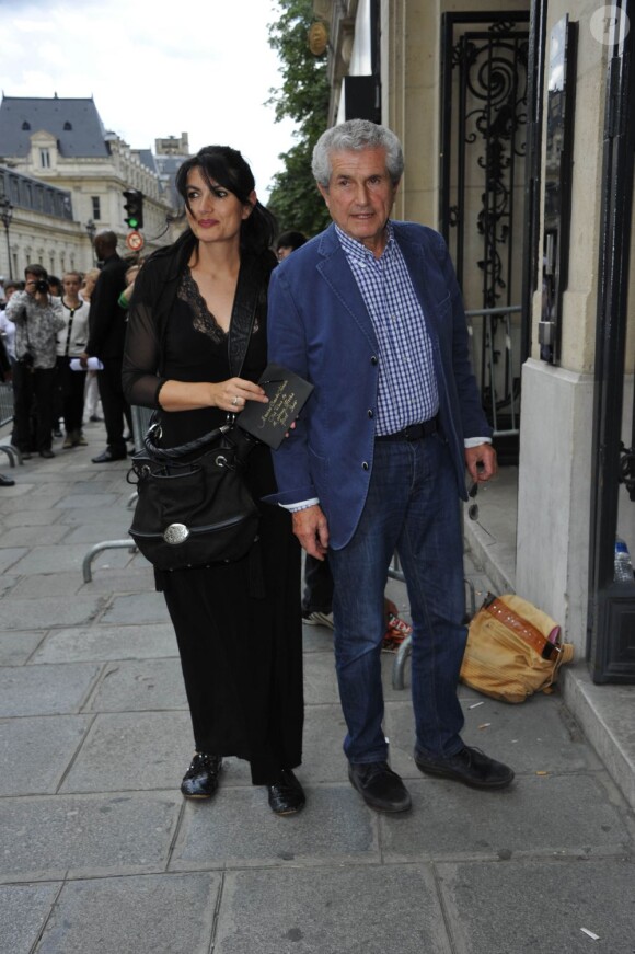 Claude Lelouch et sa compagne Valérie Perrin au défilé Jean-Paul Gaultier à Paris le 4 juillet 2012