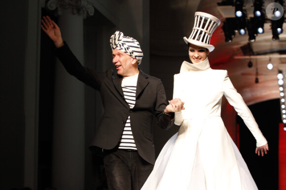 Jean-Paul Gaultier lors du final de son défilé haute couture automne-hiver 2012-2013 le mercredi 4 juillet 2012 à Paris