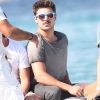 Zac Efron s'éclate avec des amis au Club 55 à Saint-Tropez le 4 juillet 2012