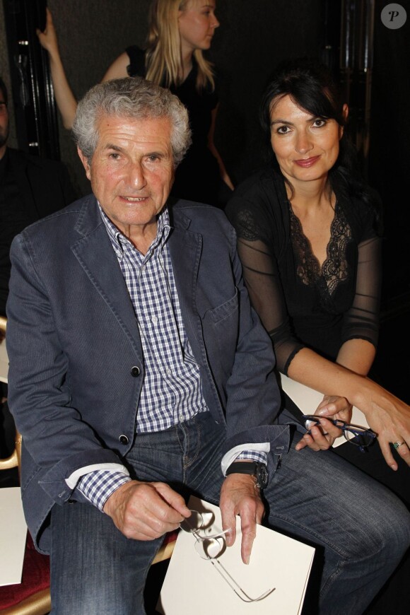 Claude Lelouch et sa compagne Valérie Perrin au premier rang du défilé haute couture de Jean Paul Gaultier. Paris, le 4 juillet 2012.