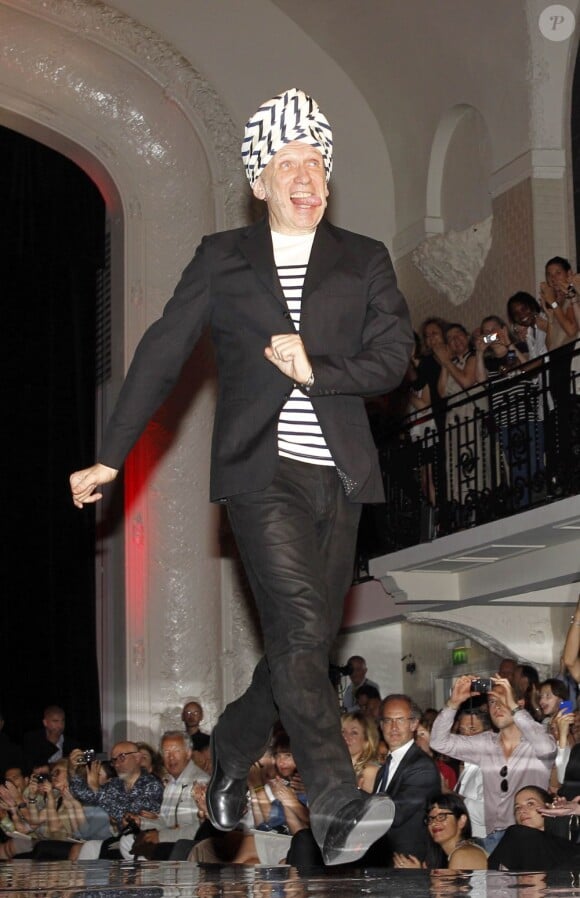 Jean Paul Gaultier d'humeur enjoué à l'issue de son défilé haute couture, salue ses invités. Paris, le 4 juillet 2012.