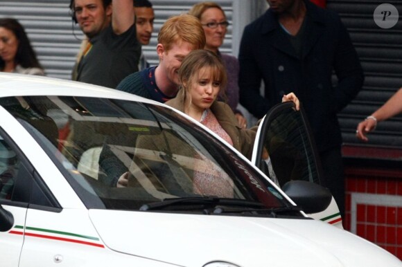 Rachel McAdams avec un faux ventre de femme enceinte sur le tournage de About Time, à Londres le 4 juillet 2012