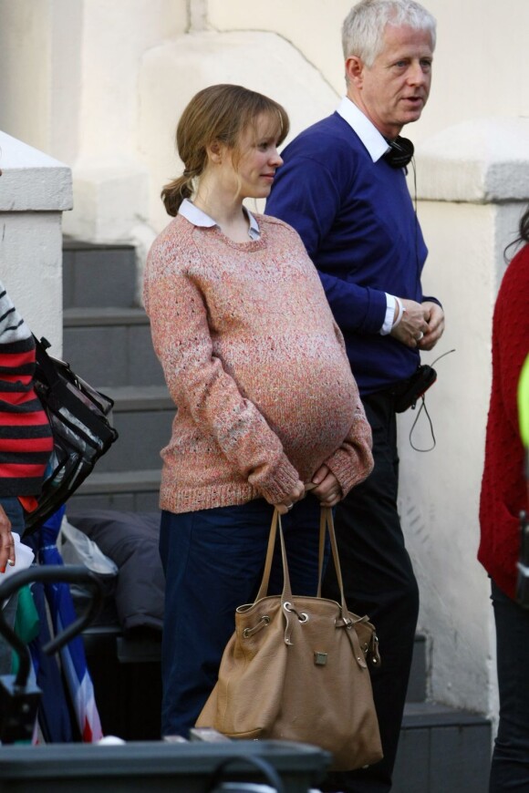 Richard Curtis et Rachel McAdams avec un faux ventre de femme enceinte sur le tournage de About Time, à Londres le 4 juillet 2012