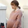 Rachel McAdams avec un faux ventre de femme enceinte sur le tournage de About Time, à Londres le 4 juillet 2012