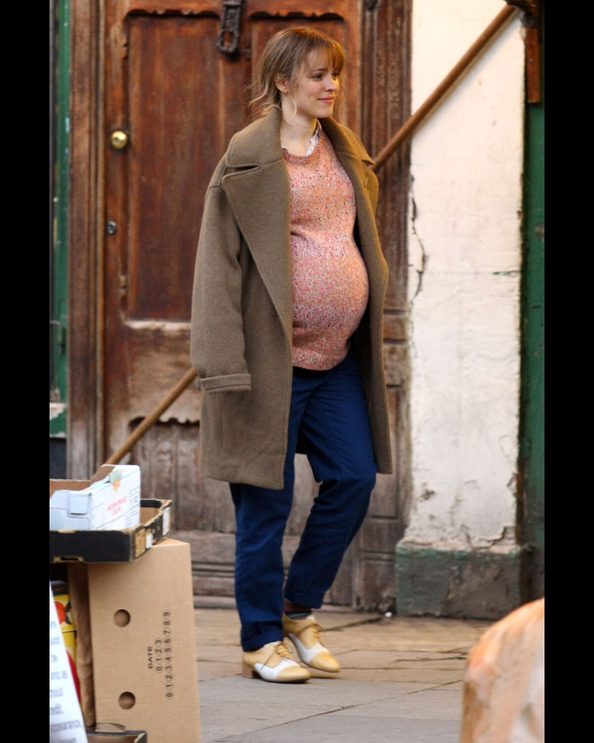 Toulon : pour voler du parfum, elle se crée un faux ventre de femme enceinte  avec un saladier ! - RADIO STAR