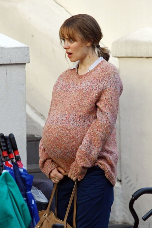 Très enceinte pour le tournage de About Time, Rachel McAdams avec un faux ventre, à Londres le 4 juillet 2012