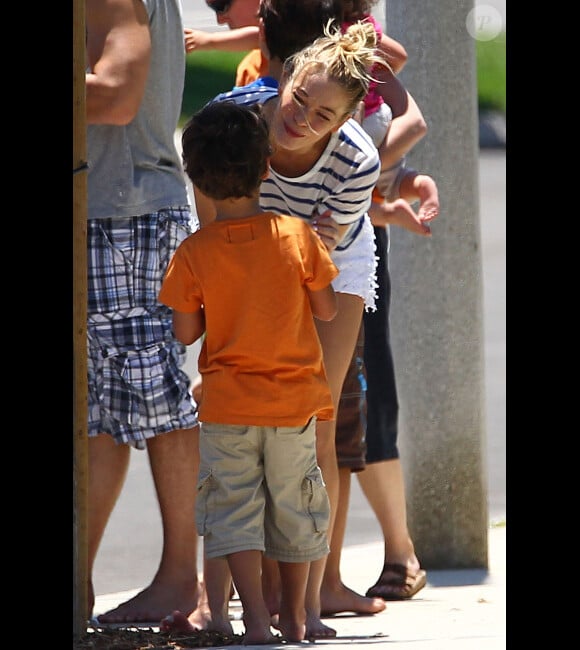 LeAnn Rimes passe une excellente journée avec les fils de son mari Eddie Cibrian Mason et Jake le 2 juillet 2012 dans un superbe parc de Malibu