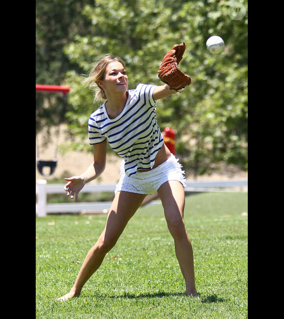 LeAnn Rimes s'éclate comme une folle avec les fils de son mari Eddie Cibrian Mason et Jake le 2 juillet 2012 dans un superbe parc de Malibu