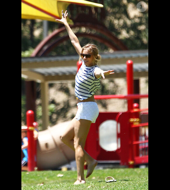 LeAnn Rimes s'éclate comme une folle avec les fils de son mari Eddie Cibrian Mason et Jake le 2 juillet 2012 dans un superbe parc de Malibu