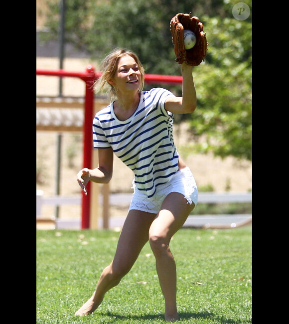 LeAnn Rimes s'éclate comme une folle avec les fils de son mari Eddie Cibrian Mason et Jake le 2 juillet 2012 dans un superbe parc de Malibu