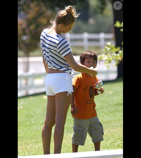 Eddie Cibrian passe la journée de la fête des pères en compagnie de ses fils Mason et Jake ainsi qu'avec sa femme LeAnn Rimes le 2 juillet 2012 dans un superbe parc de Malibu