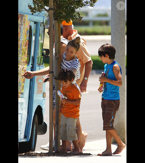 Eddie Cibrian passe la journée de la fête des pères en compagnie de ses fils Mason et Jake ainsi qu'avec sa femme LeAnn Rimes le 2 juillet 2012 dans un superbe parc de Malibu