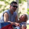 Eddie Cibrian passe la journée de la fête des pères en compagnie de ses fils Mason et Jake ainsi qu'avec sa femme LeAnn Rimes le 2 juillet 2012 dans un superbe parc de Malibu