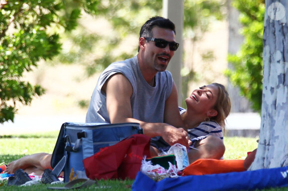 Eddie Cibrian passe la journée de la fête des pères en compagnie de ses fils Mason et Jake ainsi qu'avec sa femme LeAnn Rimes le 2 juillet 2012 dans un superbe parc de Malibu