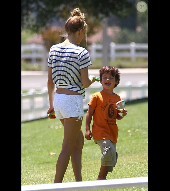 Eddie Cibrian passe la journée de la fête des pères en compagnie de ses fils Mason et Jake ainsi qu'avec sa femme LeAnn Rimes le 2 juillet 2012 dans un superbe parc de Malibu