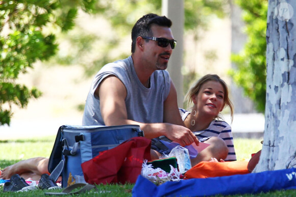 Eddie Cibrian passe la journée de la fête des pères en compagnie de ses fils Mason et Jake ainsi qu'avec sa femme LeAnn Rimes le 2 juillet 2012 dans un superbe parc de Malibu