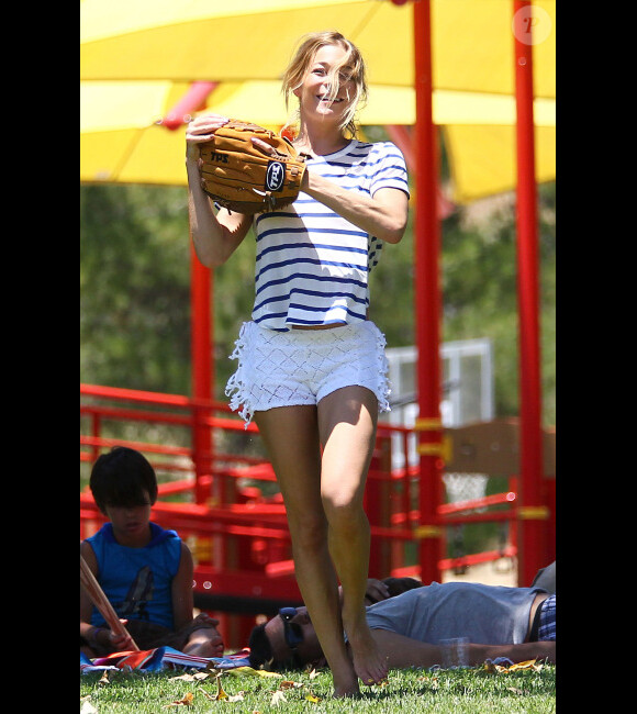 LeAnn Rimes s'éclate comme une folle avec les fils de son mari Eddie Cibrian Mason et Jake le 2 juillet 2012 dans un superbe parc de Malibu