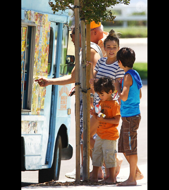 Eddie Cibrian passe la journée de la fête des pères en compagnie de ses fils Mason et Jake ainsi qu'avec sa femme LeAnn Rimes le 2 juillet 2012 dans un superbe parc de Malibu