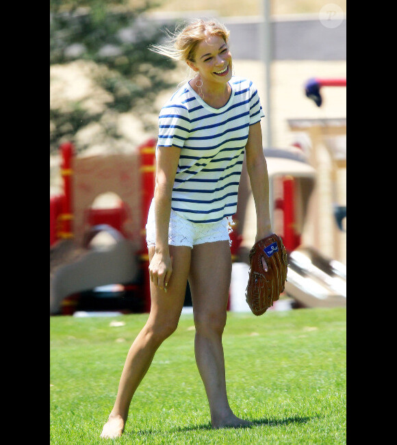 LeAnn Rimes s'éclate comme une folle avec les fils de son mari Eddie Cibrian Mason et Jake le 2 juillet 2012 dans un superbe parc de Malibu