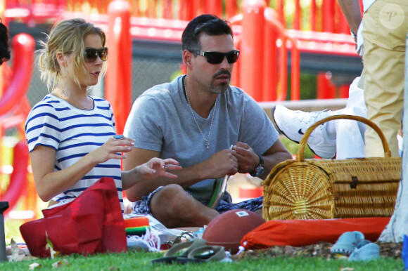 Eddie Cibrian passe la journée de la fête des pères en compagnie de ses fils Mason et Jake ainsi qu'avec sa femme LeAnn Rimes le 2 juillet 2012 dans un superbe parc de Malibu