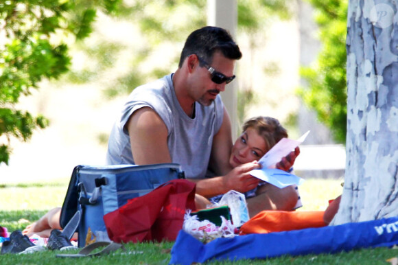 Eddie Cibrian passe la journée de la fête des pères en compagnie de ses fils Mason et Jake ainsi qu'avec sa femme LeAnn Rimes le 2 juillet 2012 dans un superbe parc de Malibu