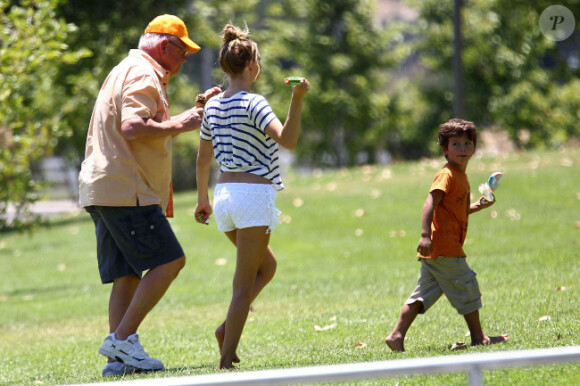 Eddie Cibrian passe la journée de la fête des pères en compagnie de ses fils Mason et Jake ainsi qu'avec sa femme LeAnn Rimes le 2 juillet 2012 dans un superbe parc de Malibu