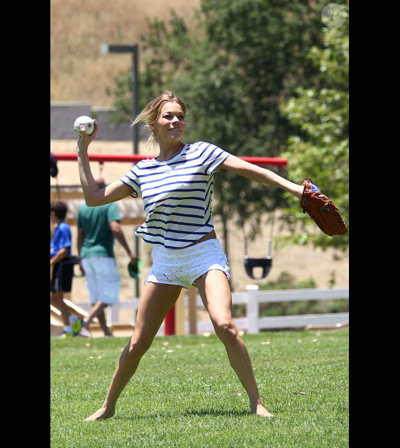 LeAnn Rimes s'éclate comme une folle avec les fils de son mari Eddie Cibrian Mason et Jake le 2 juillet 2012 dans un superbe parc de Malibu
