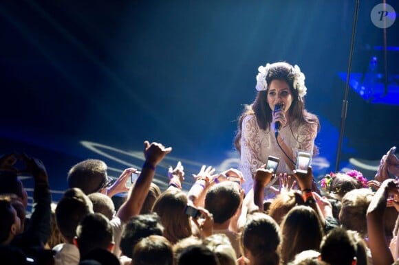 Lana Del Rey au milieu de ses fans au Montreux Jazz Festival le 4 juillet 2012.