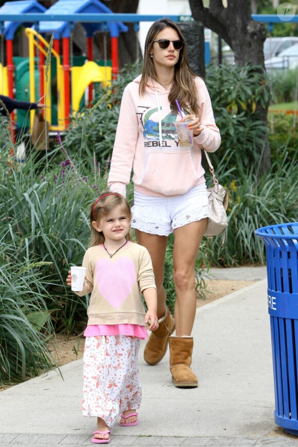 Alessandra Ambrosio et sa fille Anja démarrent leur journée en se rendant à Coffee Bean pour un léger petit-déjeuner. Malibu, le 6 juillet 2012.