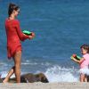 Alessandra Ambrosio retombe en enfance durant une bataille de pistolets à eau avec sa fille Anja. Malibu, le 6 juillet 2012.