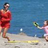 Alessandra Ambrosio retombe en enfance durant une bataille de pistolets à eau avec sa fille Anja. Malibu, le 6 juillet 2012.
