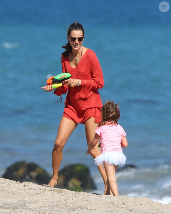 Alessandra Ambrosio souriante et sexy retombe en enfance durant une bataille de pistolets à eau avec sa fille Anja. Malibu, le 6 juillet 2012.