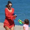 Alessandra Ambrosio retombe en enfance durant une bataille de pistolets à eau avec sa fille Anja. Malibu, le 6 juillet 2012.