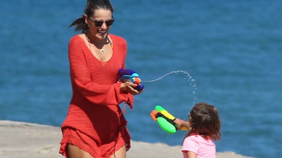Alessandra Ambrosio sur la plage : une maman sexy et joueuse avec sa fille