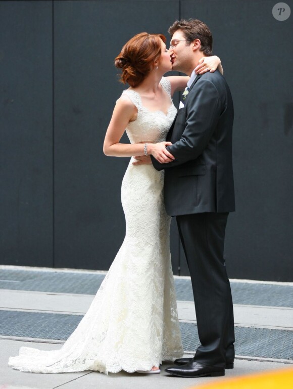 Ellie Kemper et son compagnon Michael Koman s'embrassent après leur mariage à New York, le 7 juillet 2012.
