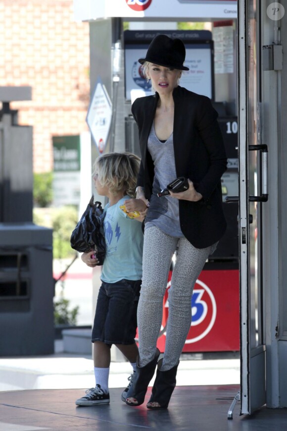 Gwen Stefani et son aîné Kingston quittent une station service. Los Angeles, le 7 juillet 2012.