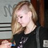 Avril Lavigne, une partie du crâne rasé, signe des autographes à la sortie du restaurant Madeo à West Hollywood. Le 7 juin 2012.