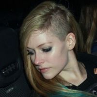Avril Lavigne : elle imite Alice Dellal et Rihanna en se rasant le crâne !