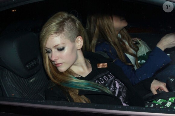 Avril Lavigne exhibe sa nouvelle coiffure à la sortie du restaurant Madeo à West Hollywood. Le 7 juin 2012.