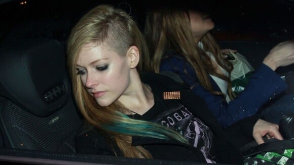 Avril Lavigne : elle imite Alice Dellal et Rihanna en se rasant le crâne !