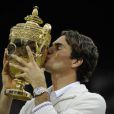 Roger Federer a décroché un septième titre à Wimbledon dimanche 8 juillet en battant Andy Murray en finale (4-6, 7-5, 6-4, 6-3), égalisant le record de Pete Sampras