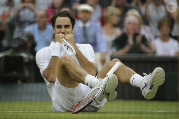Roger Federer en pleurs après avoir décroché un septième titre à Wimbledon dimanche 8 juillet en battant Andy Murray en finale (4-6, 7-5, 6-4, 6-3), égalisant le record de Pete Sampras