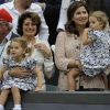 Roger Federer a décroché un septième titre à Wimbledon dimanche 8 juillet en battant Andy Murray en finale (4-6, 7-5, 6-4, 6-3), égalisant le record de Pete Sampras sous les yeux de sa femme Mirka et de ses jumelles Charlene Riva et Mila Rose