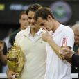 Roger Federer a décroché un septième titre à Wimbledon dimanche 8 juillet en battant Andy Murray en finale (4-6, 7-5, 6-4, 6-3), égalisant le record de Pete Sampras
